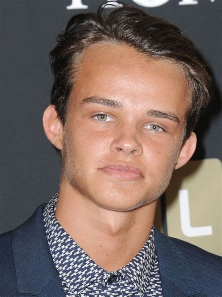 Curran Walters Age, Weight, Height, Measurements