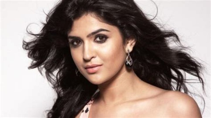 Deeksha Seth Bra Size, Age, Weight, Height, Measurements