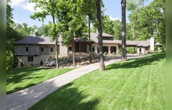 Does Brad Pitt have a home in Missouri? Does Brad Pitts family live in Missouri?