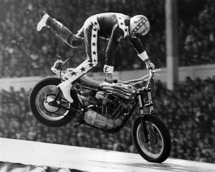 How many bones did Robbie Knievel break?