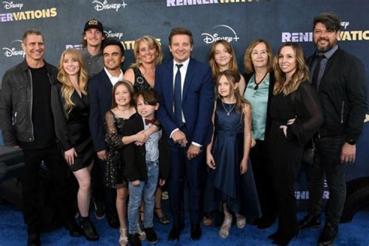 How many children does Jeremy Renner have? Does Jeremy Renner have a son?