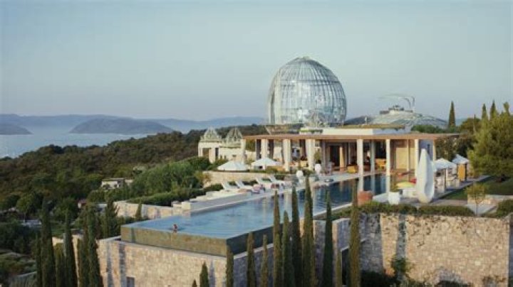 Is the ‘Glass Onion’ house real, and where is it?