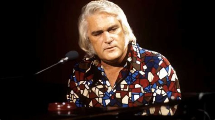 Is the singer Charlie Rich still alive?