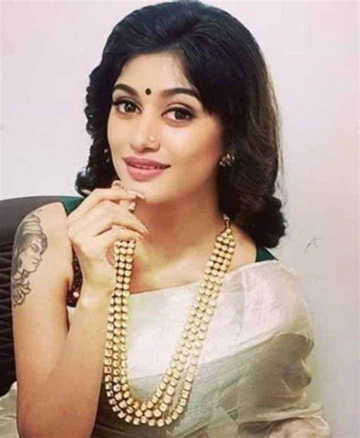 Oviya Bra Size, Age, Weight, Height, Measurements