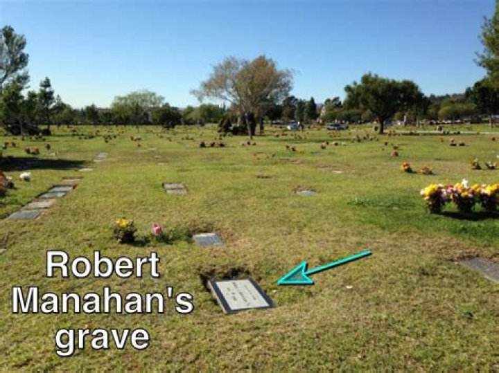 Robert L. Manahan family, wife, children, parents, siblings