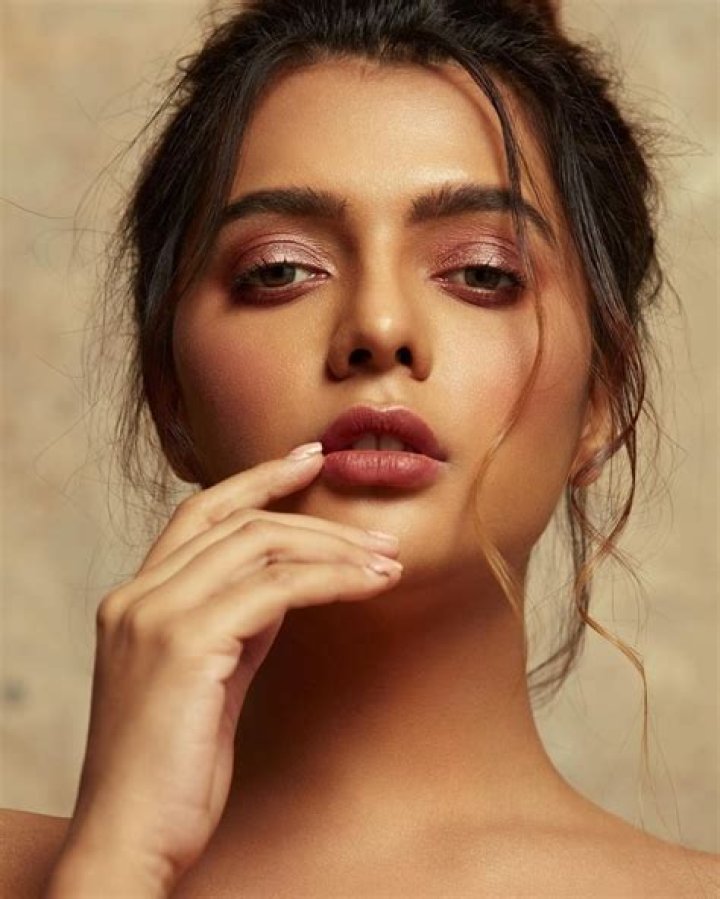 Ruhi Singh Height celebzbiography.com