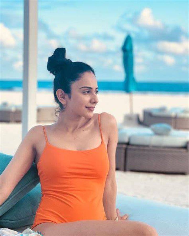 Ruhi Singh Hot celebzbiography.com