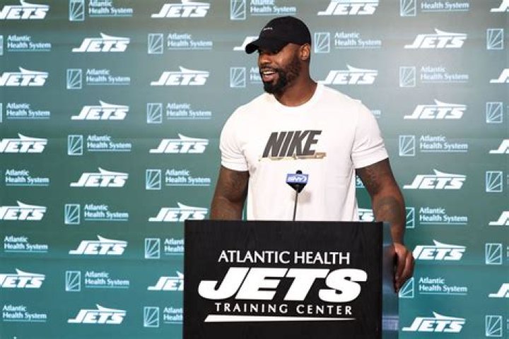 Tyron Smith contract, salary, team, net worth, wife, kids, Instagram