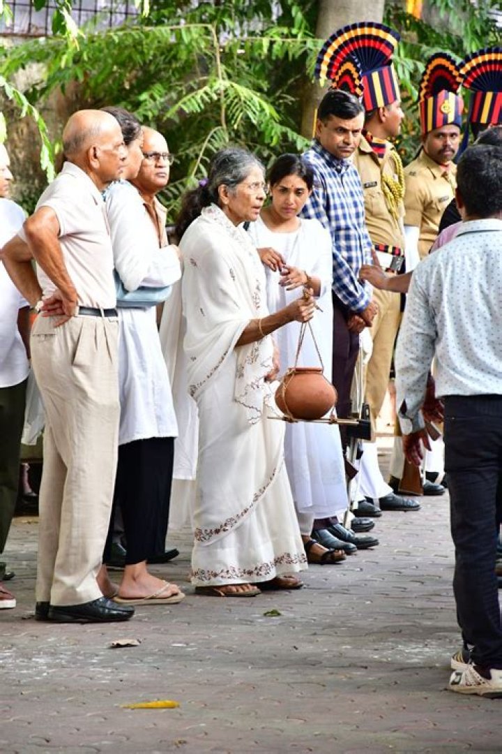 Where did Sulochana Latkar go to college and high school? Did Sulochana Latkar go to film school?